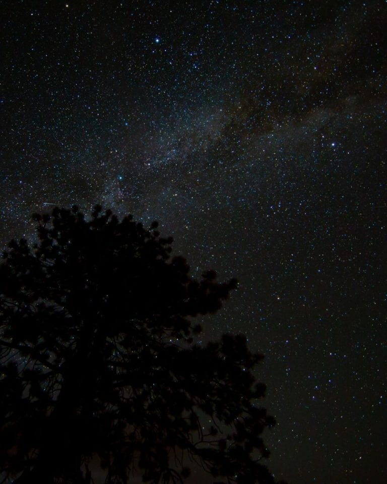 布莱斯峡谷国家公园的星夜和可见的银河bob游戏官方