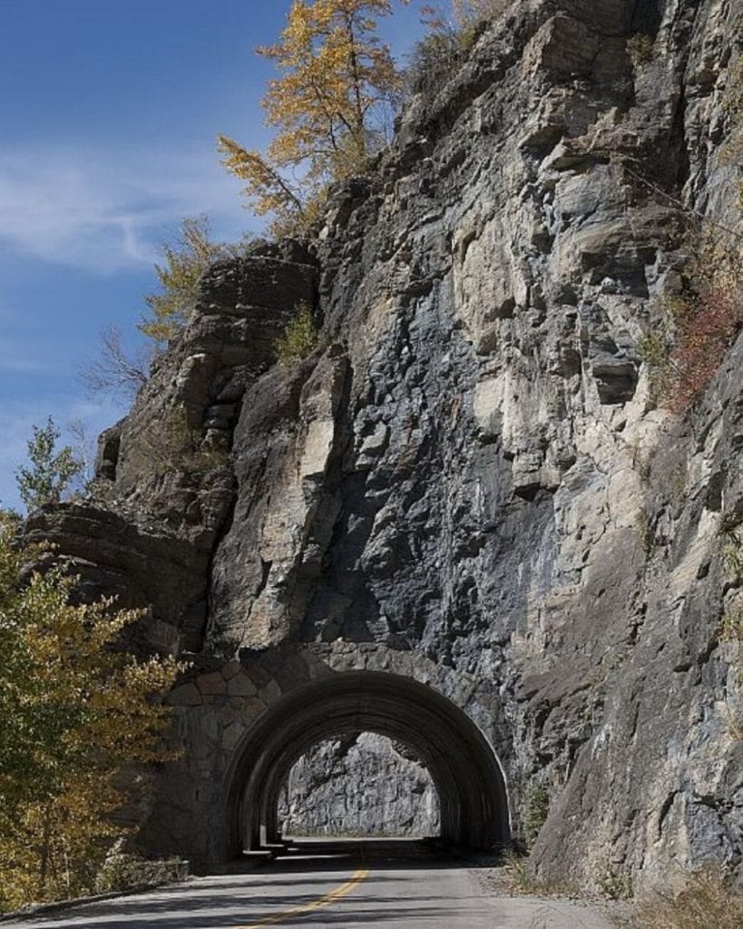 西边的隧道穿过通往太阳路的岩石山坡
