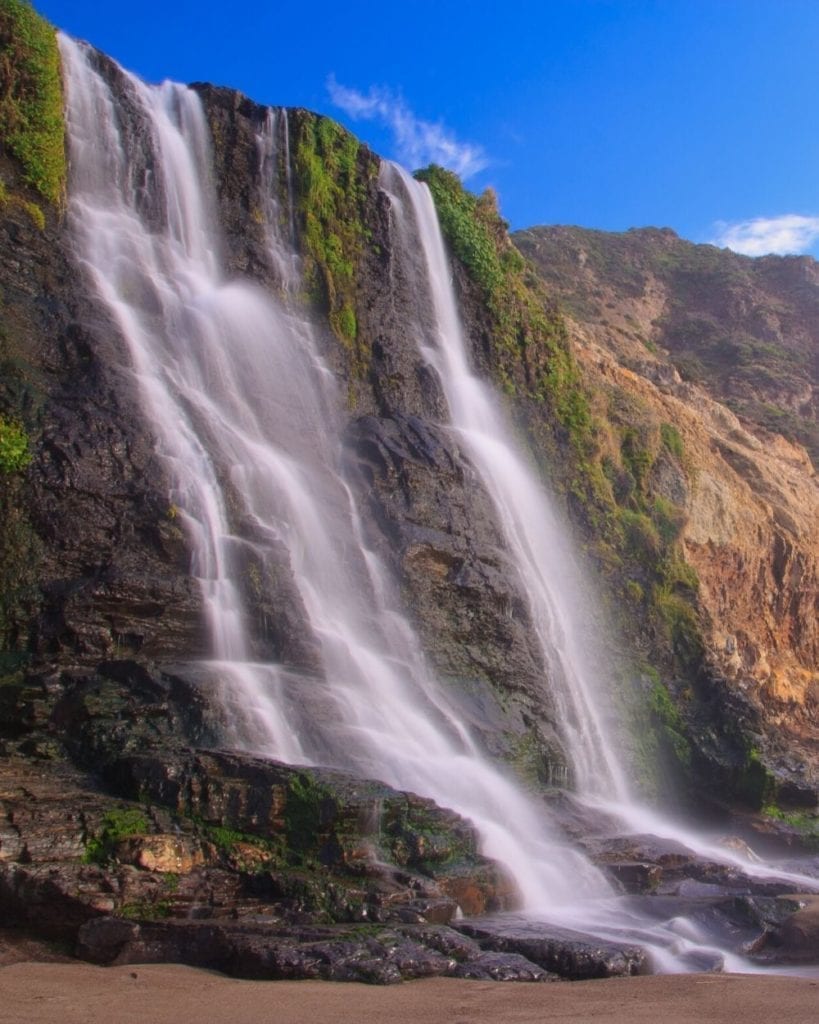 阿拉米尔瀑布在雷耶斯角国家海岸流入太平洋