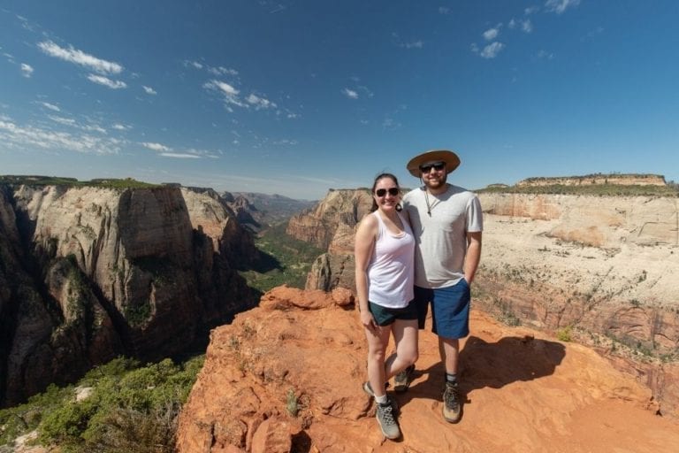 一对情侣站在锡安国家公园的观察点上，俯瞰锡安峡谷。bob游戏官方