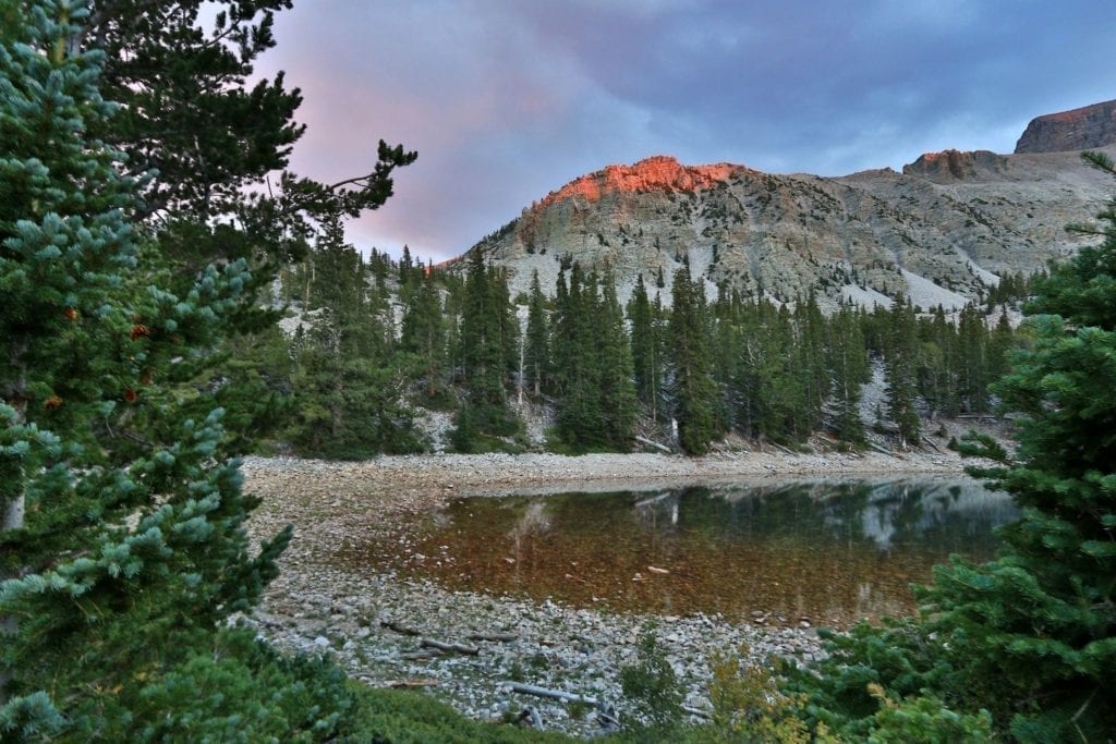 在内华达州的大盆地国家公园，狐尾松环绕着日落时分的高山湖泊bob游戏官方