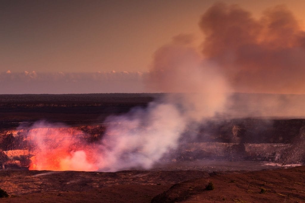 亮红色熔岩从火山口和蒸汽释放在夏威夷夏威夷火山国家公园bob游戏官方