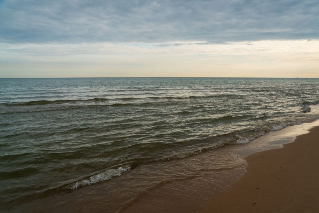 在印第安纳州的印第安纳沙丘国家公园，小海浪拍打着沙滩海岸bob游戏官方
