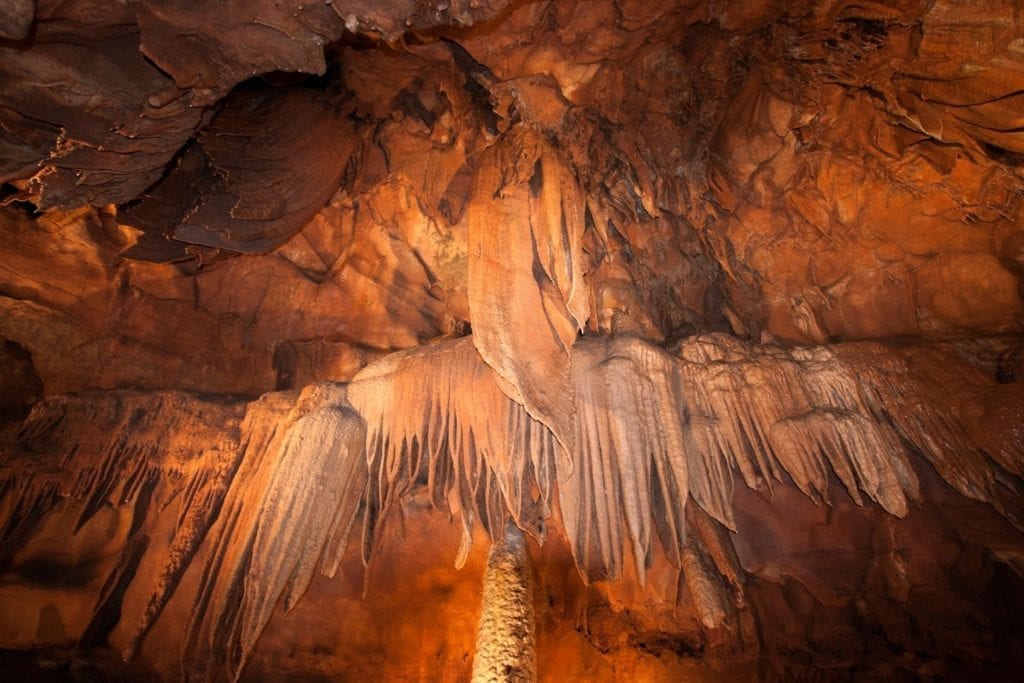 钟乳石挂在天花板下面的洞穴在肯塔基州猛犸洞国家公园bob游戏官方