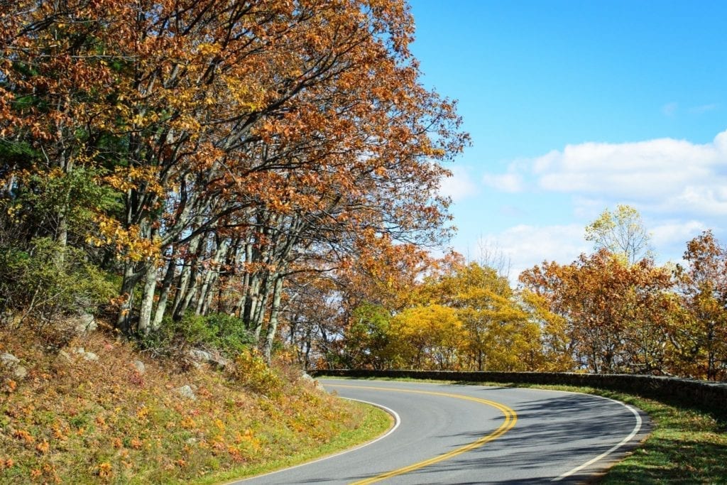 在弗吉尼亚州谢南多厄国家公园的秋天，橙色和红色叶子的树木盘旋在天际线路上bob游戏官方