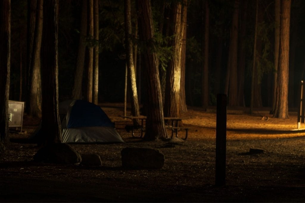 约塞米蒂山谷黑暗露营地的一顶帐篷