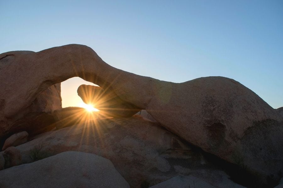 清晨的阳光穿过约书亚树国家公园的拱形岩石bob游戏官方