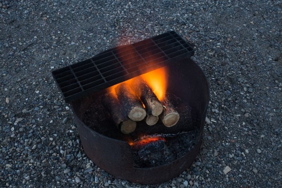 篝火在营火坑和露营地的烤架上燃烧
