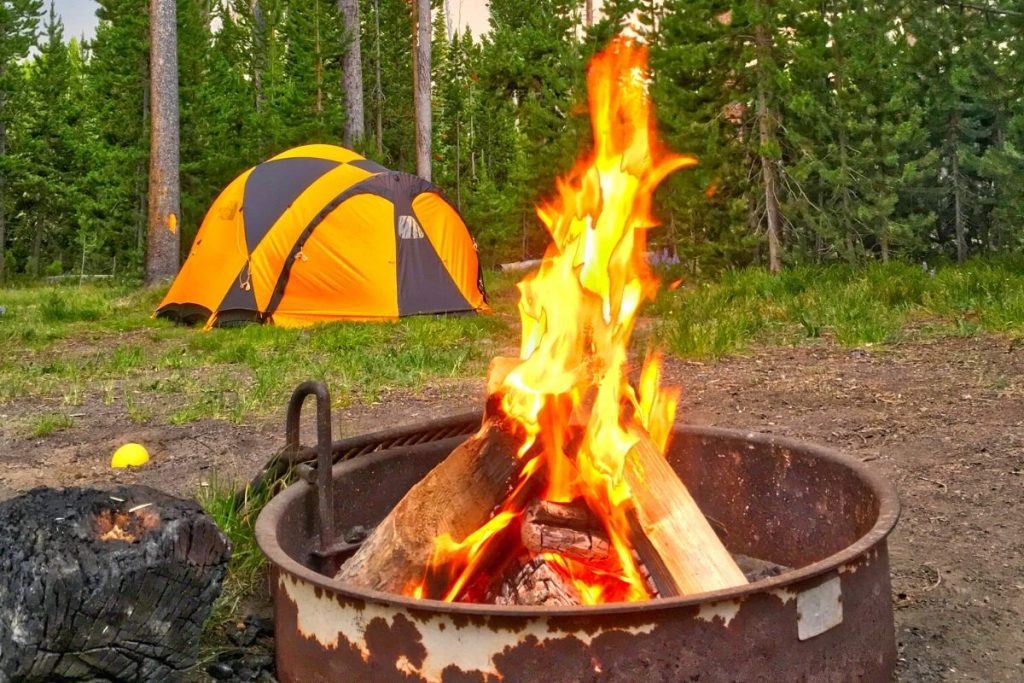 大火在黄石国家公园的露营地咆哮bob游戏官方