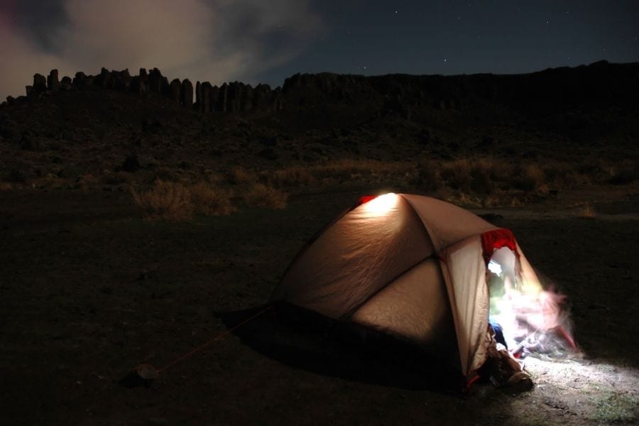 灯笼照亮了沙漠中央的帐篷