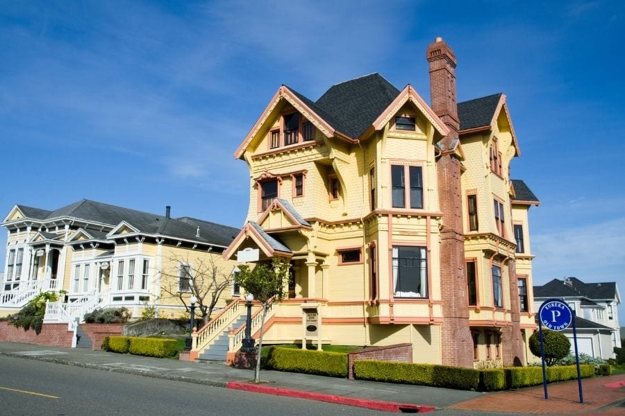 加利福尼亚尤里卡的一个角落里的黄色维多利亚式住宅。