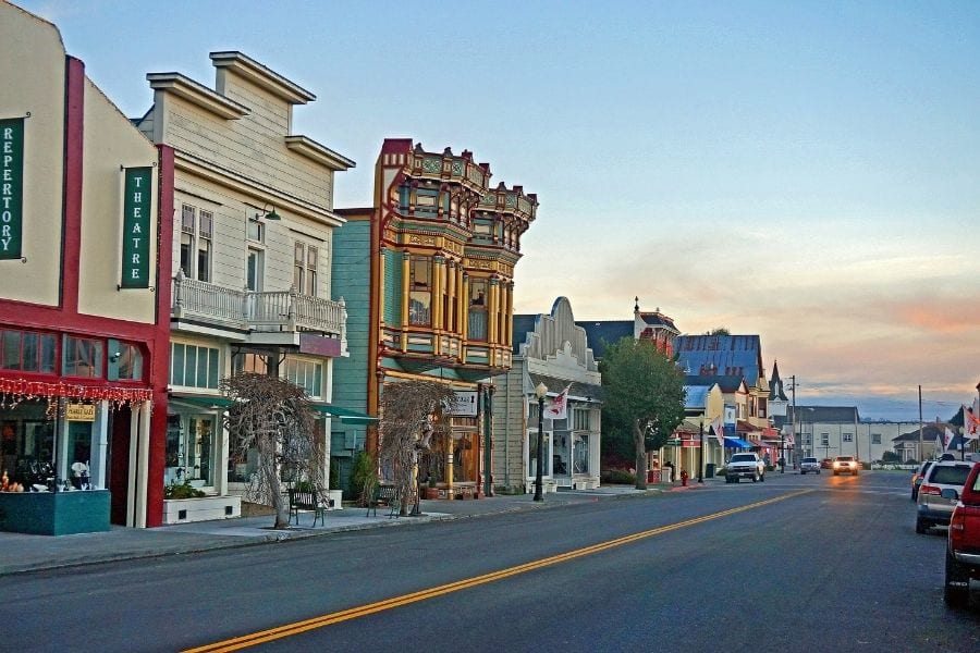 在加利福尼亚州历史悠久的芬代尔，古老的西部建筑排列在街道两旁。