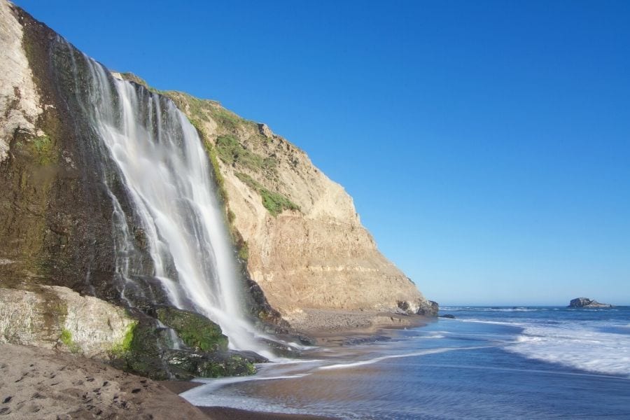 阿拉米尔瀑布在雷耶斯角国家海岸流入太平洋