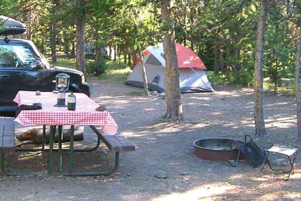 黄石公园印第安溪露营地的帐篷和野餐桌