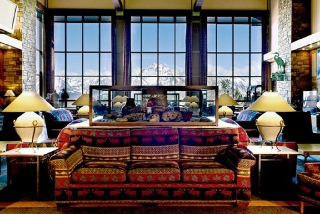 沙发前面的大窗户,提顿山在杰克逊湖别墅的大提顿公园