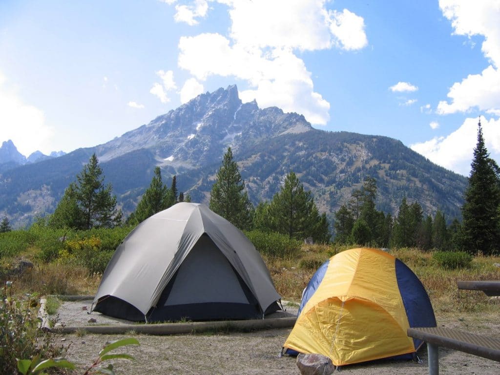 在大提顿的珍妮湖露营地的提顿山脉前的帐篷