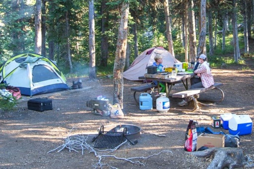 黄石公园路易斯湖露营地的帐篷和野餐桌