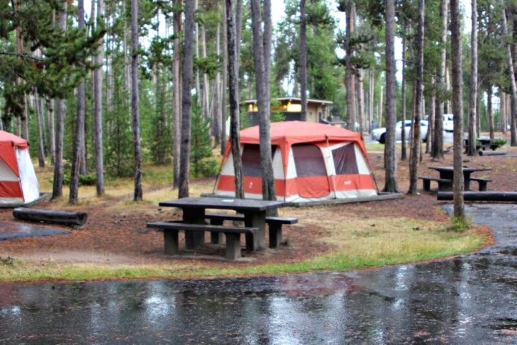 黄石公园麦迪逊露营地的雨天营地