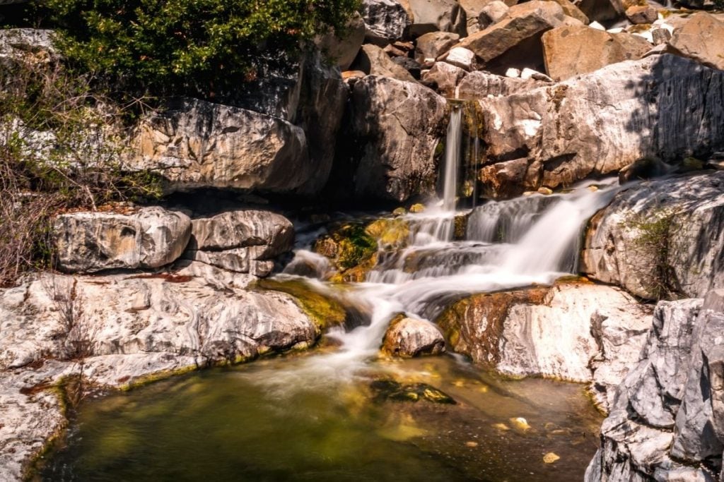 大理石瀑布的瀑布在红杉国家公园徒步bob游戏官方