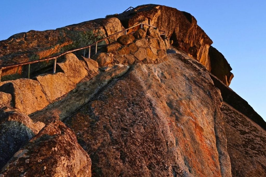 红杉国家公园的摩洛岩石和护栏bob游戏官方