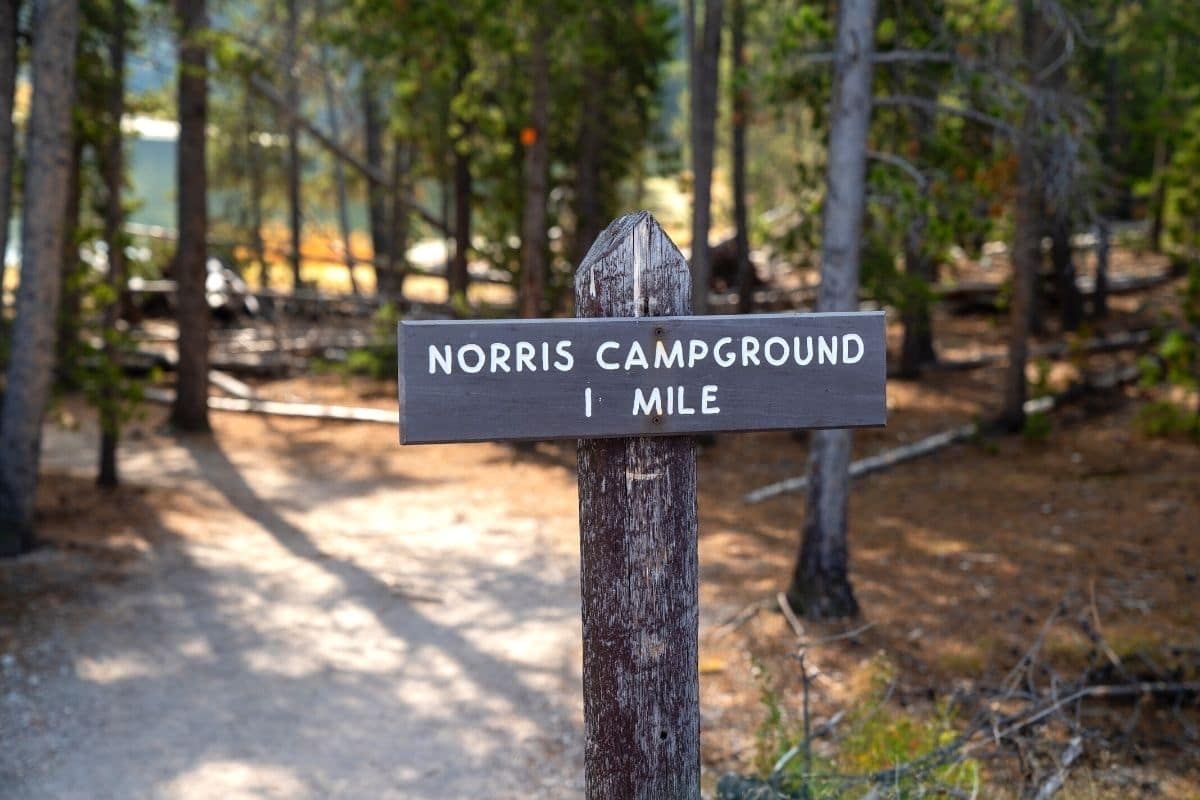 指示牌标明距黄石公园诺里斯营地1英里