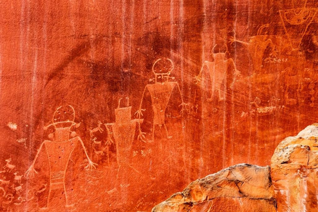 红色岩壁上的古代人像岩画