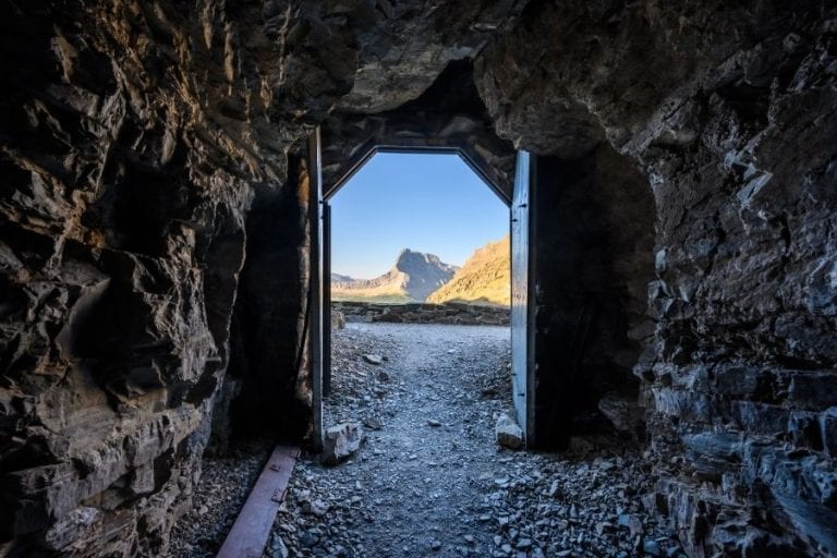 雷鸟隧道是最有价值的冰川国家公园日徒步旅行之一bob游戏官方