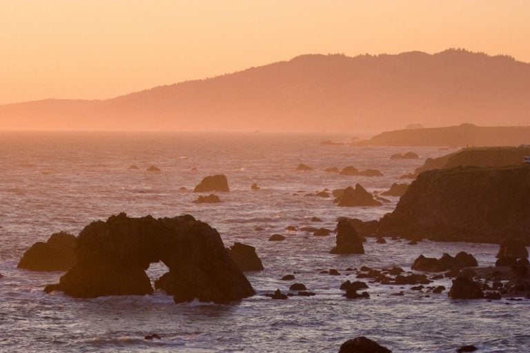 加州北部海岸线在日落时分