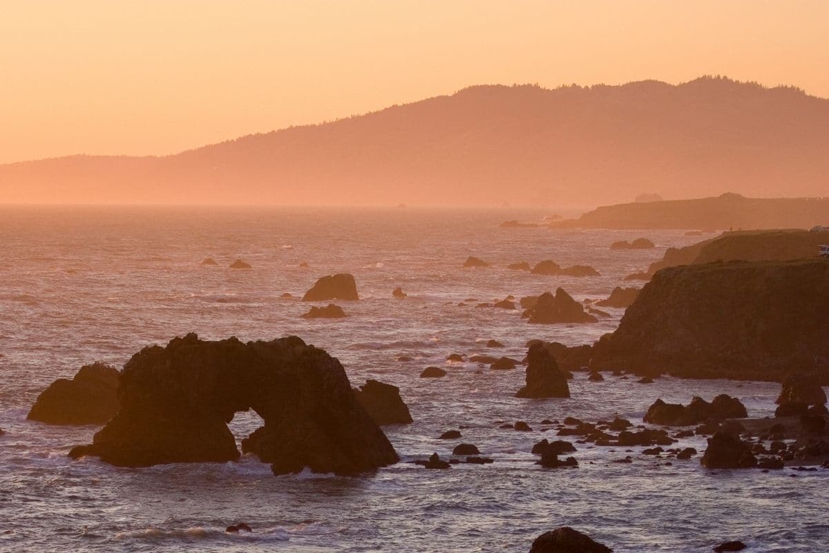 日落时的北加州海岸线