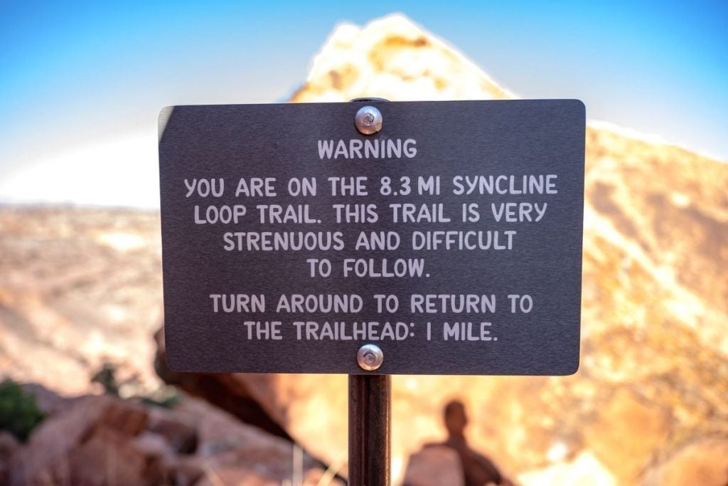 标志上写着关于峡谷地向斜环的警告