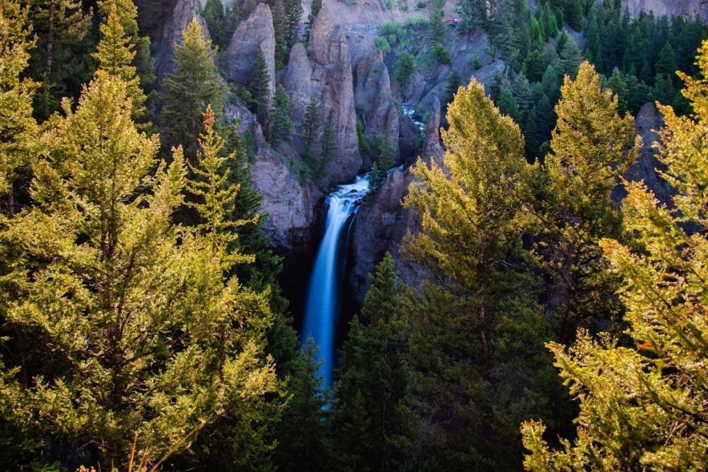瀑布由树木和岩石尖顶构成