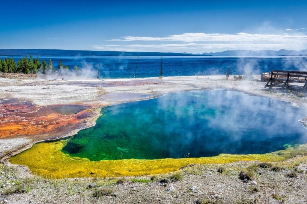 黄色、绿色和蓝色的温泉俯瞰黄石湖