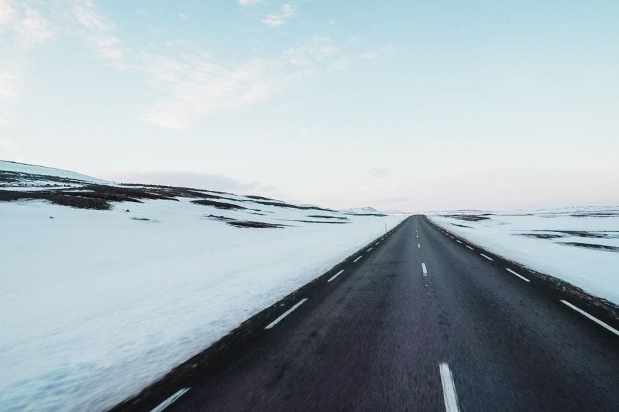 冬季公路旅行中被雪覆盖的道路