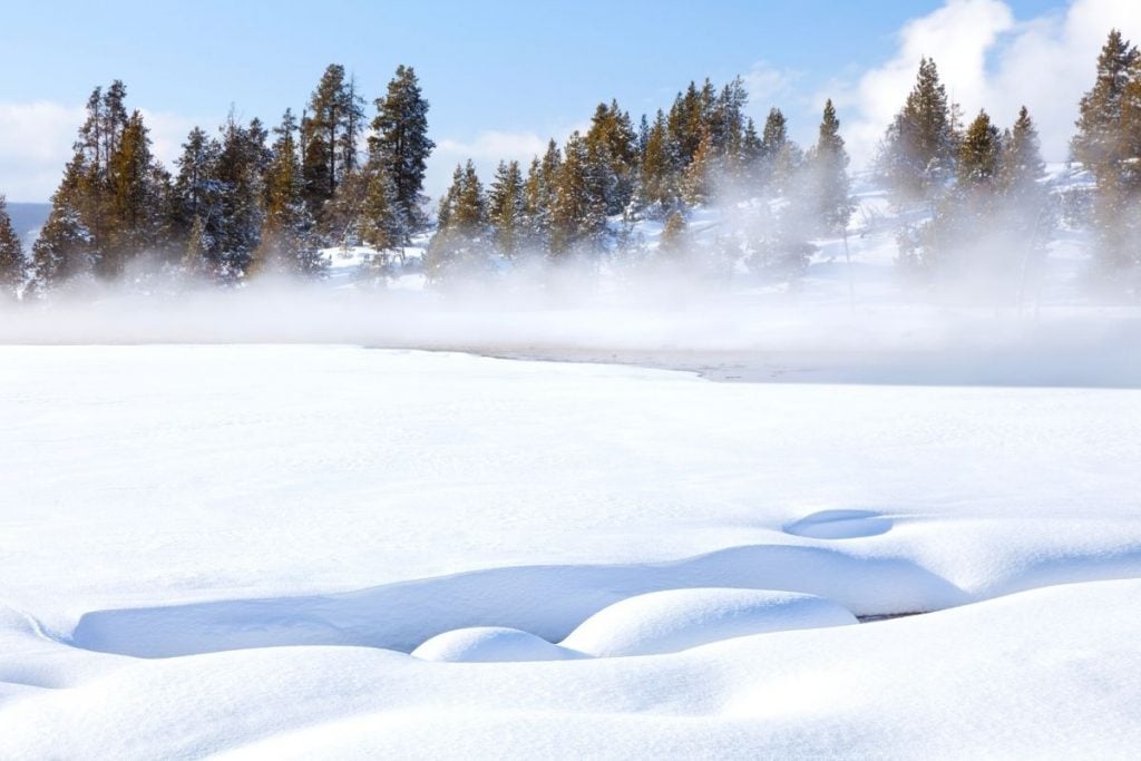 黄石公园冬季地热特征处的密集积雪